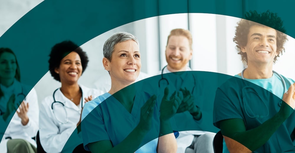 Einige Menschen in einem Seminar zur Führungskräfteentwicklung und Leadership Development Einige Menschen in einem Seminar zur Führungskräfteentwicklung und Leadership Development