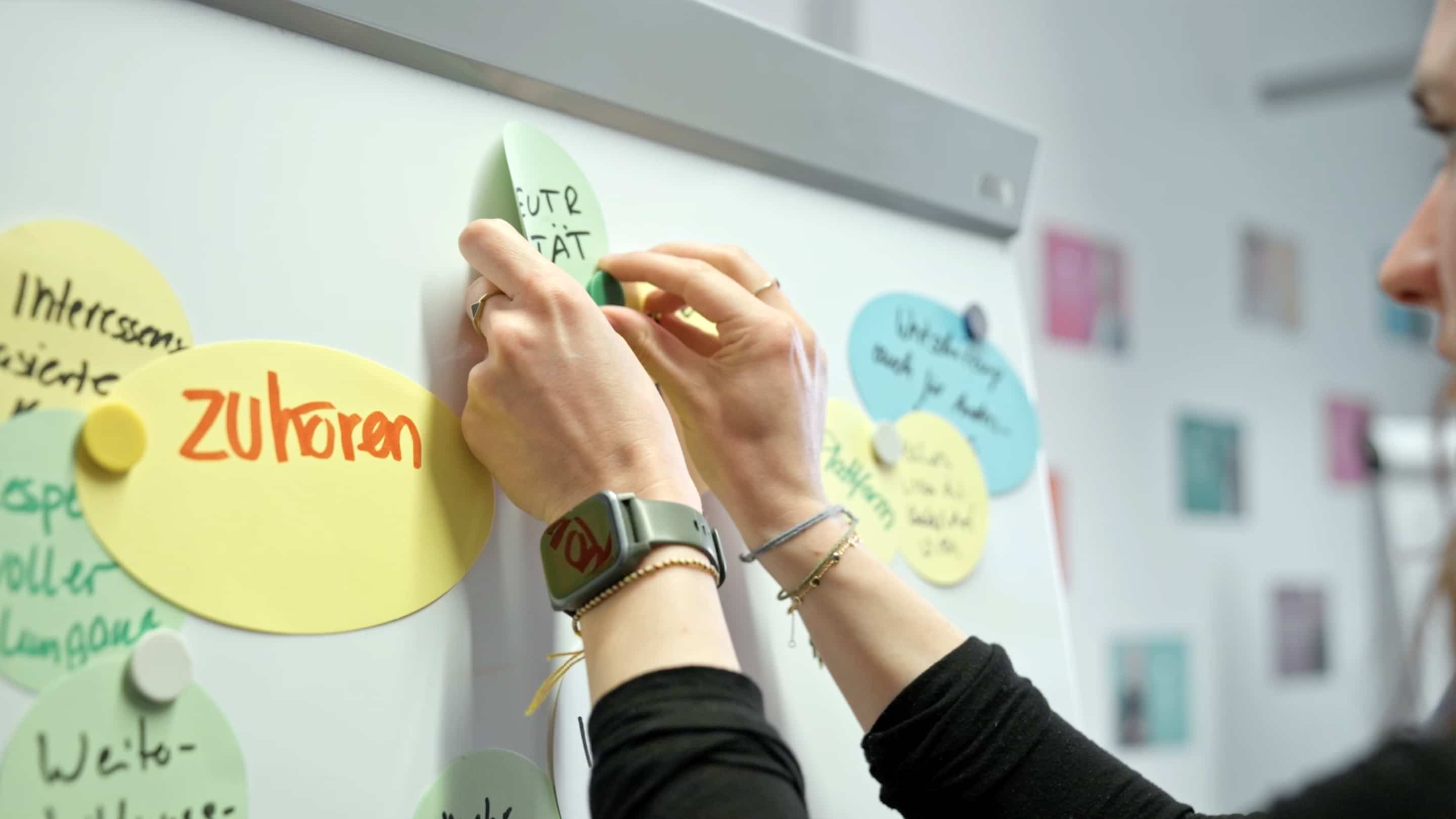 Education & Leadership - Mediationsausbildung im Unternehmen Zettel auf Whiteboard zum Thema Mediationsausbildung im Unternehmen